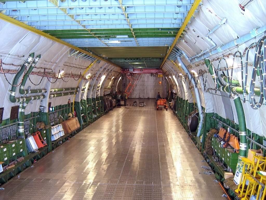 Transportirovka-gruzov-vnutri-fyuzelyazha